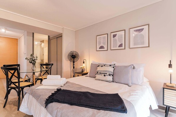 Iron/ironing board, WiFi, bed sheets