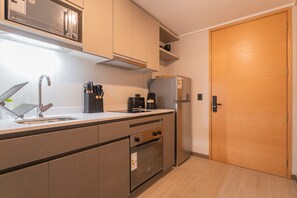 Fridge, microwave, oven, stovetop - City Haven Studio Apartment for Two in Nunoa (Ñuñoa)