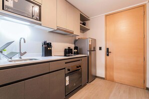 Cafetera y tetera, refrigerador, microondas y horno 