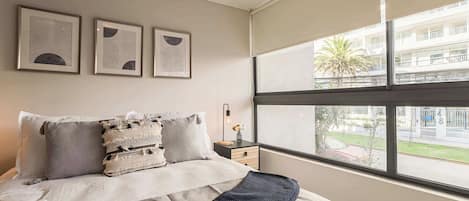 Tabla de planchar con plancha, wifi y ropa de cama