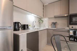 Fridge, microwave, oven, stovetop - City Living: Apartment 1D/1B for 3 (Ñuñoa)