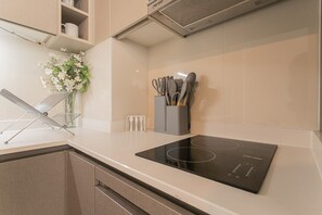 冰箱、微波炉、烤箱、炉灶