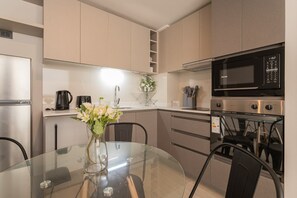 Fridge, microwave, oven, stovetop - City Living: Apartment 1D/1B for 3 (Ñuñoa)