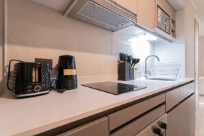 Fridge, microwave, oven, stovetop - Cozy Studio in the Heart of Nunoa Perfect for Two (Ñuñoa)