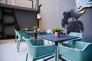 Outdoor dining - Cozy Studio in the Heart of Nunoa Perfect for Two (Ñuñoa)