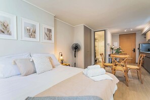 Tabla de planchar con plancha, wifi y ropa de cama