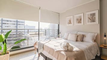 Tabla de planchar con plancha, wifi y ropa de cama