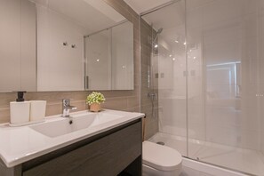 Dusj, hårføner og håndklær