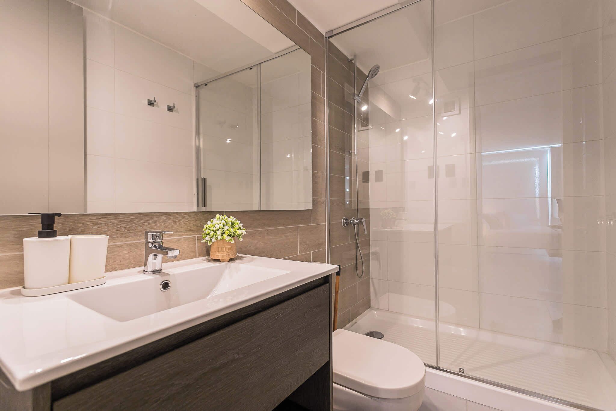 Shower, hair dryer, towels, shampoo
