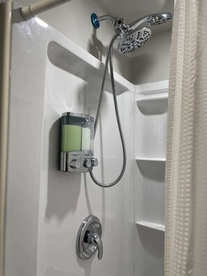 Douche, serviettes fournies