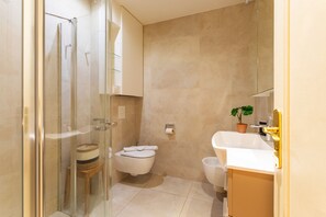 Shower, towels - LE CAPITOL 2 AP4421  By Riviera Holiday Homes (Niza)