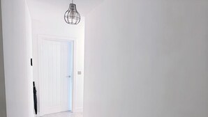 A hallway with white walls and a white door at the end. - HushHavenHull-SLEEP 4| Wifi+Netflix| SnookerTable (Kingston upon Hull)
