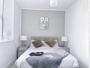 2 habitaciones, tabla de planchar con plancha, wifi y ropa de cama 