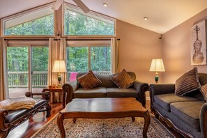 Smart TV - Cozy 3Br Lake Retreat with Backyard & Fire Pit (Mineral)