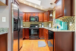 Fridge, microwave, oven, stovetop - Cozy 3Br Lake Retreat with Backyard & Fire Pit (Mineral)