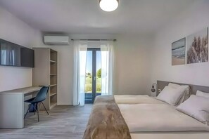 3 間睡房、房內夾萬、書桌、熨斗/熨衫板