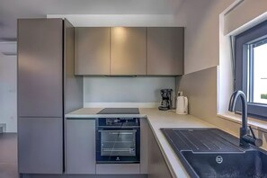 Fridge, oven, stovetop, dishwasher