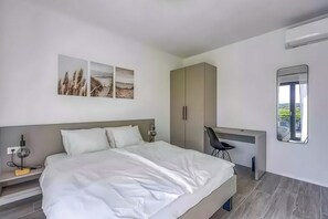 3 soveværelser, pengeskab på værelset, skrivebord, strygejern/strygebræt