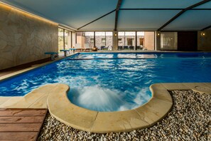 Un sauna, una bañera de hidromasaje, baño turco