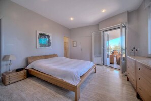 4 bedrooms, desk, iron/ironing board, free WiFi - FRGK "VILLA WITH PANORAMIC VIEW AND LUSH GARDEN NEAR CANNES" - FRGK (vallauris)