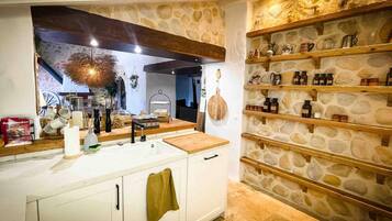 Casa | Cocina privada | Frigorífico, microondas, horno y placa de cocina