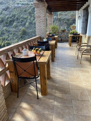 Outdoor dining - Beautiful B&B & Villa Casa Huerta Del Rio (Riogordo)