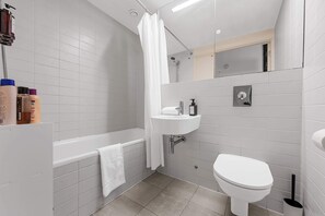 Dusche, Haartrockner, Handtücher, Seife