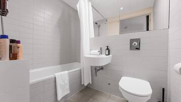 Ducha, secador de pelo, toallas y jabón