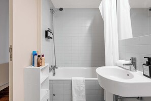 Regadera, secadora de cabello, toallas, jabón 