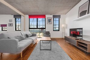 Televisión y oficina 