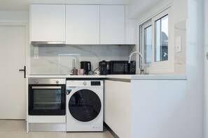 Fridge, oven, stovetop, electric kettle - Cozy 1 Bd Basement Apt in Pagrati (Athens)