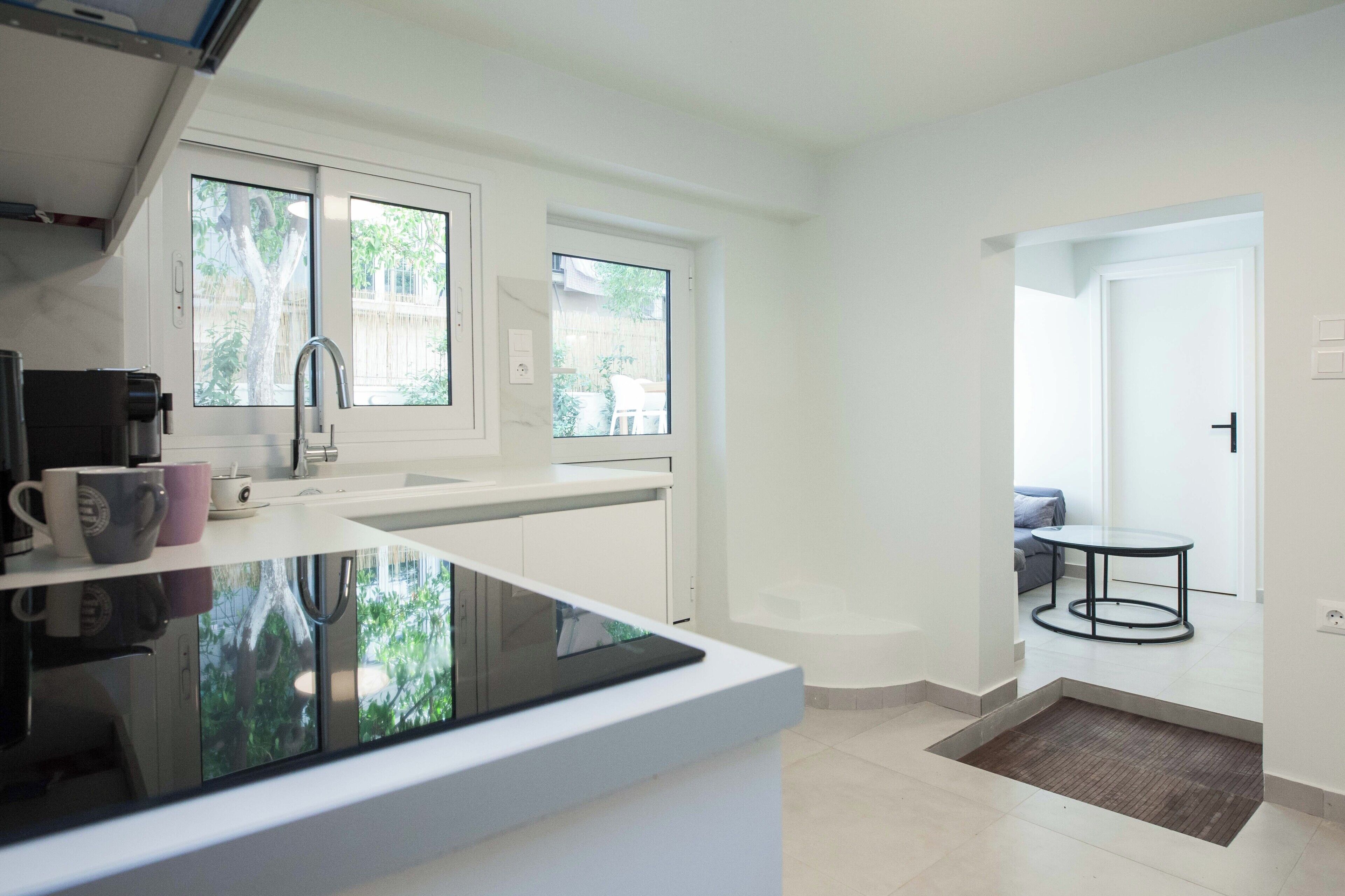 Fridge, oven, stovetop, electric kettle