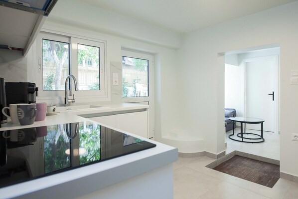 Fridge, oven, stovetop, electric kettle - Cozy 1 Bd Basement Apt in Pagrati (Athens)