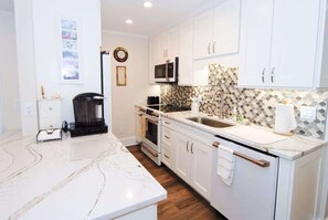 冰箱、微波炉、烤箱、洗碗机