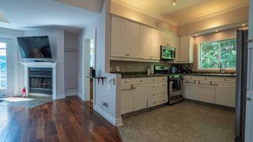 Refrigerador, microondas, horno, placa de cocina