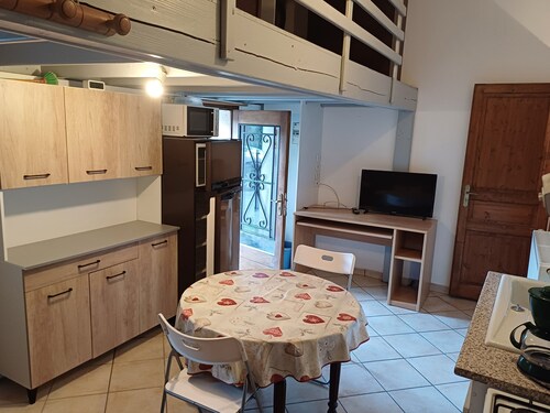 Studio type gite with living room and mini-kitchen, shower room with WC.