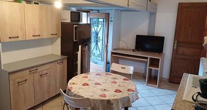 Studio type gite with living room and mini-kitchen, shower room with WC.