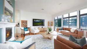 Smart-tv, een open haard, een tafeltennistafel en een kantoor