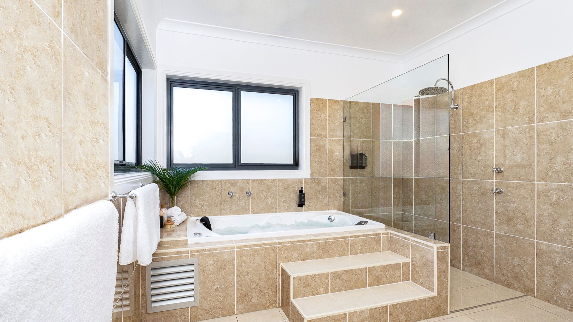 Een douche, een haardroger, handdoeken