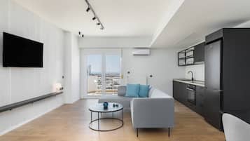 Appartamento Deluxe, 1 letto matrimoniale, balcone | Area soggiorno | TV a schermo piatto 32 pollici con canali digitali, TV