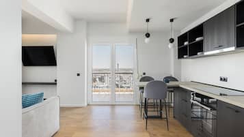 Departamento superior, balcón | Cocina privada | Refrigerador, horno, parrilla de estufa y lavavajillas