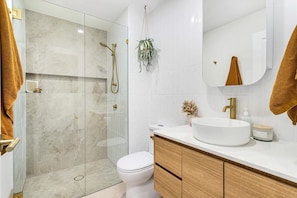 Douche, serviettes fournies, shampoing