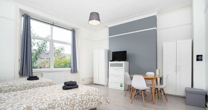 1Bed Studio 1/near University- by Holiday Homes