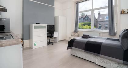 Cosy fully equipped Studio 2, close to University