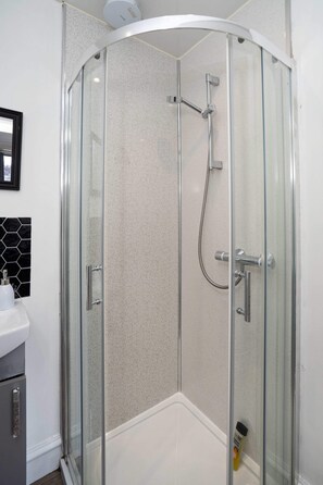 Shower - Cosy fully equipped Studio 2, close to University (Aberdeen City)