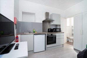 Fridge, microwave, oven, stovetop - Cosy fully equipped Studio 4, close to University (Aberdeen City)