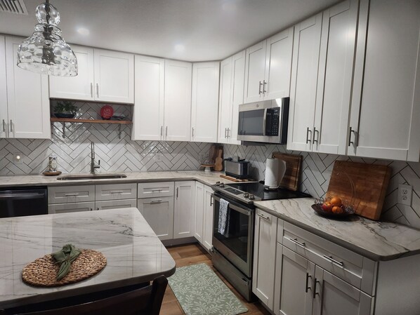 冷蔵庫、電子レンジ、オーブン、コンロ