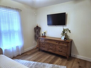 3 bedrooms, desk, travel crib, free WiFi - Pool home with private fenced in yard (Port Charlotte)