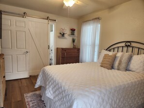 3 室のベッドルーム、デスク、旅行用ベビーベッド、WiFi (無料)