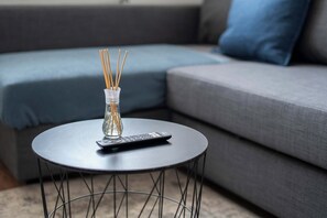 TV, offices - Central 2 Bedroom 2 Bathroom Flat (Edinburgh Area)